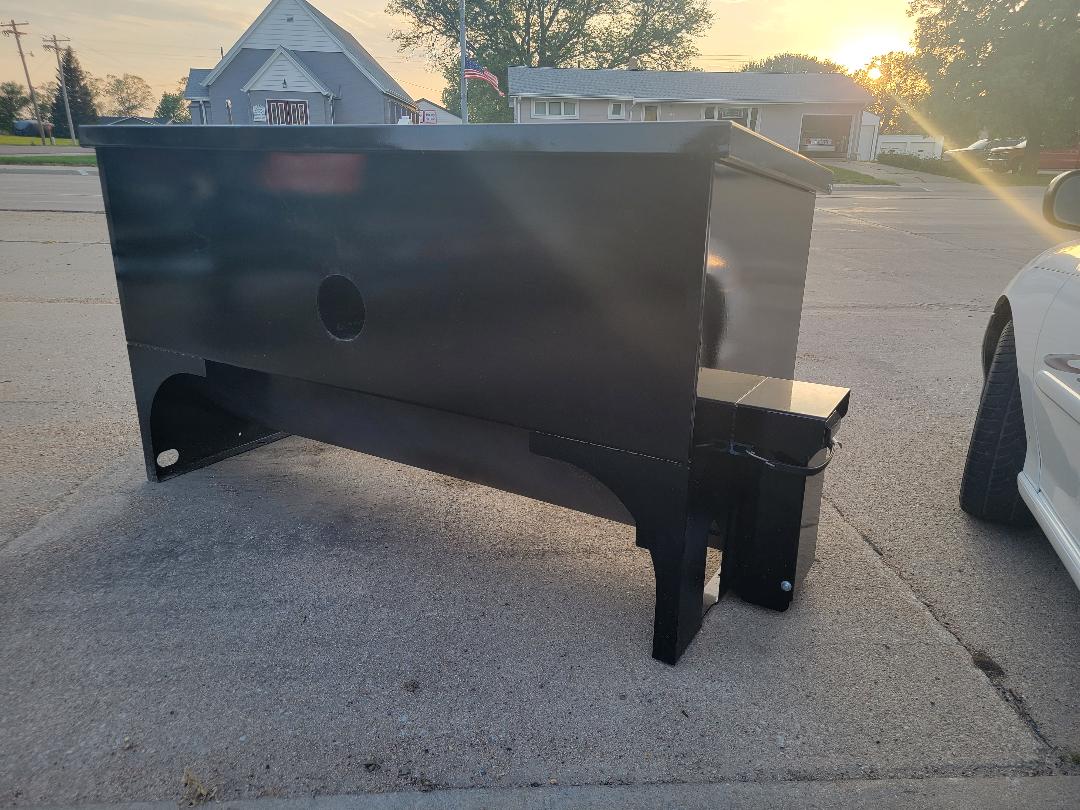 NEW 1500 lb feeder CROWNLINE S32 MANUAL CUBE CATTLE FEEDER